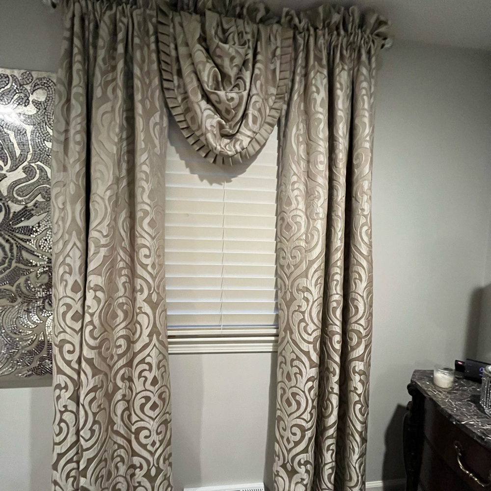 COPY - LIKE NEW. J QUEEN Astoria 6 LINED POLE TOP DRAPERY PANELS w/3 VALANCES 9…